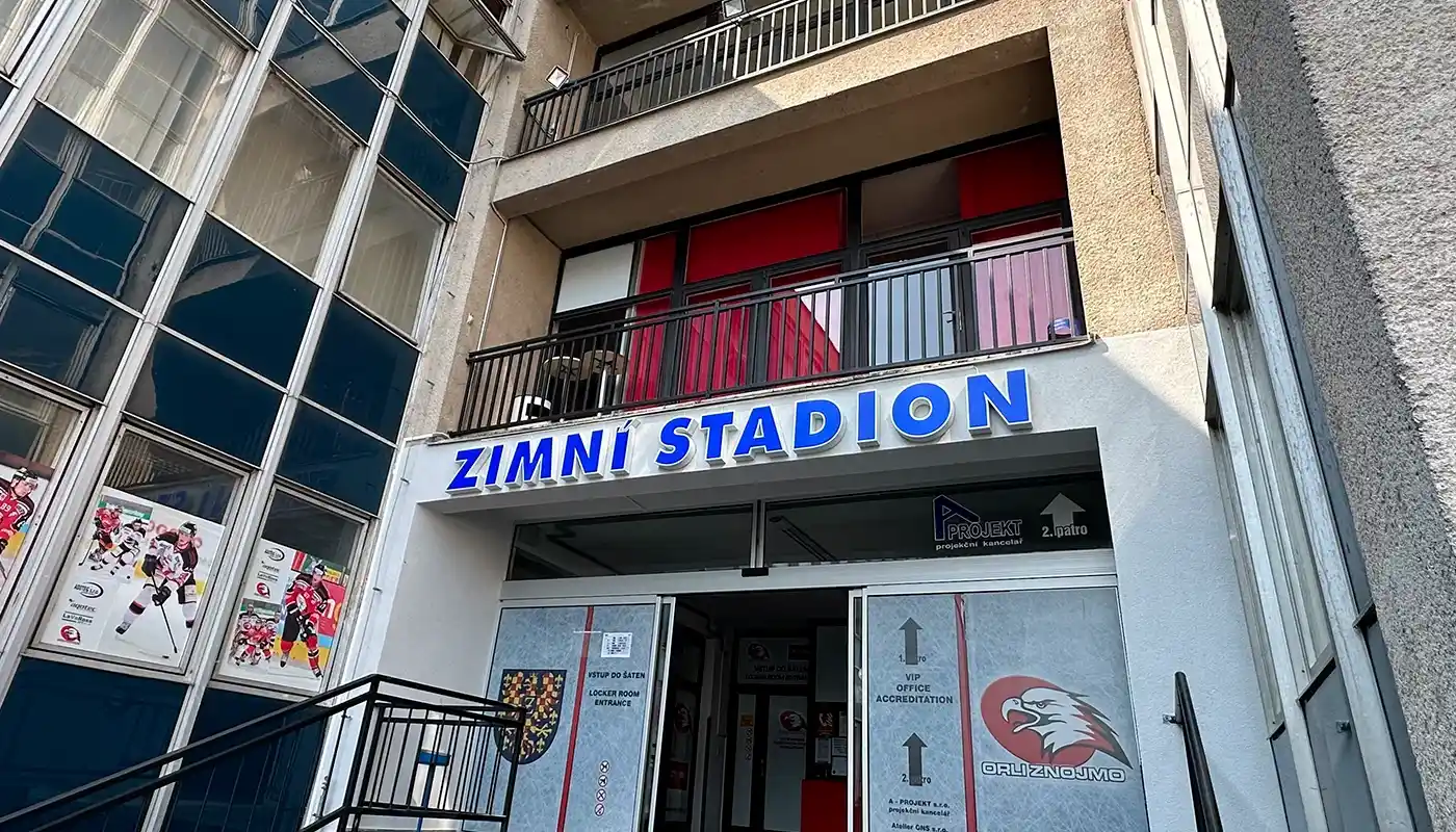 Venkovní značení zimního stadion ve světelné variantě