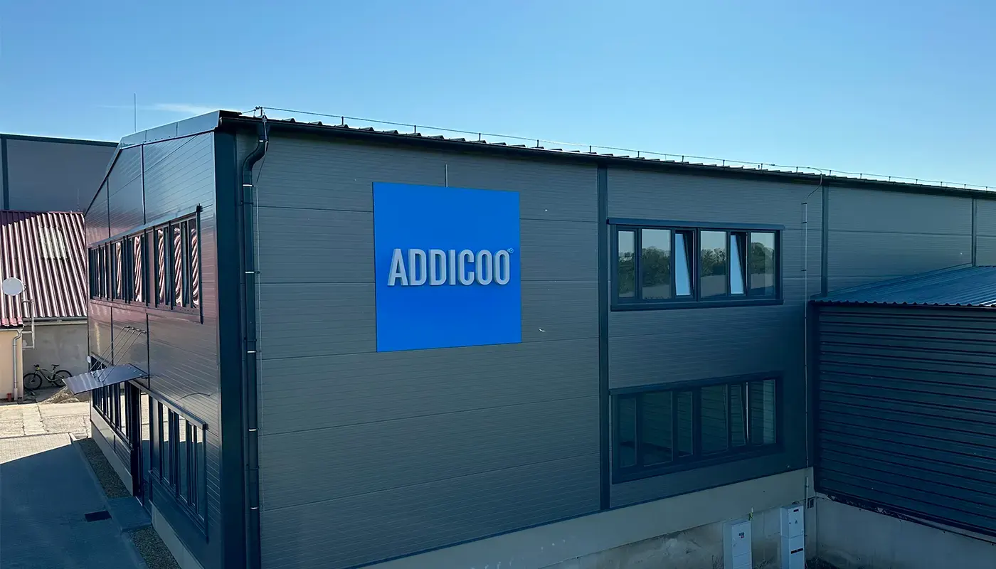 3D světelný nápis na budově ADDICOO