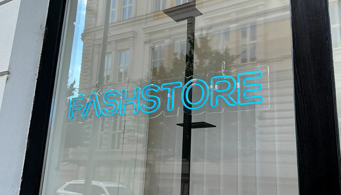 LED neon umístěný do výlohy s nápisem Fashstore